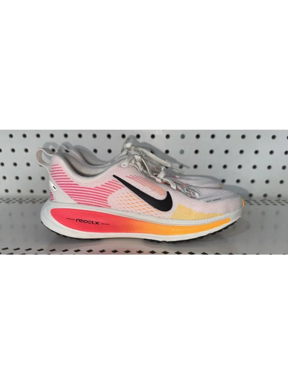 Nike Vomero 18 Sail Bright Crimson Boys Youth Athletic Running Shoes Size 1.5Y